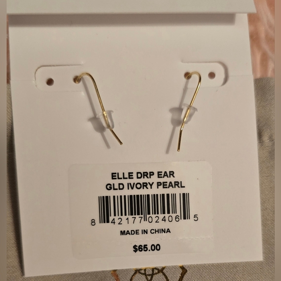 Kendra Scott Elle Gold Drop Earrings in Ivory Pearl. - Picture 8 of 14
